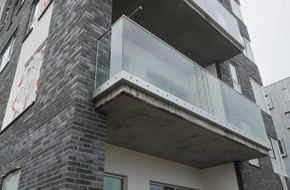 Glasværn på betonaltan - Tårnhusene